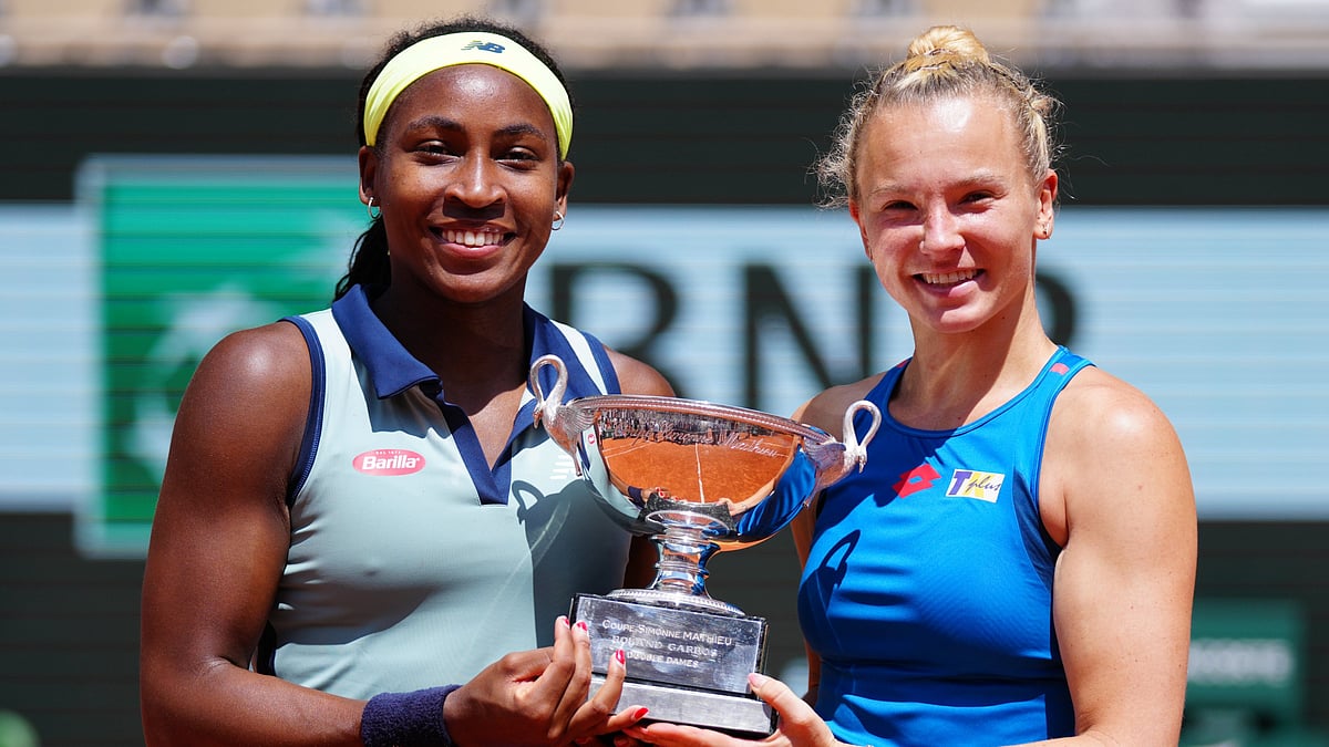 Coco Gauff and Katerina Siniakova with the French Open women's doubles 2024 trophy. - Photo: X/ @rolandgarros