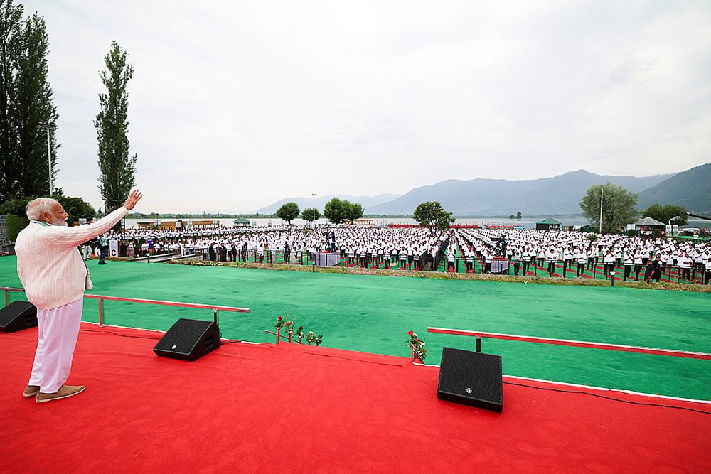 Narendra Modi addresses the gathering  in Srinagar