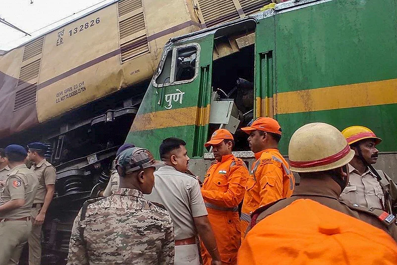 Train accident in WB photos_5