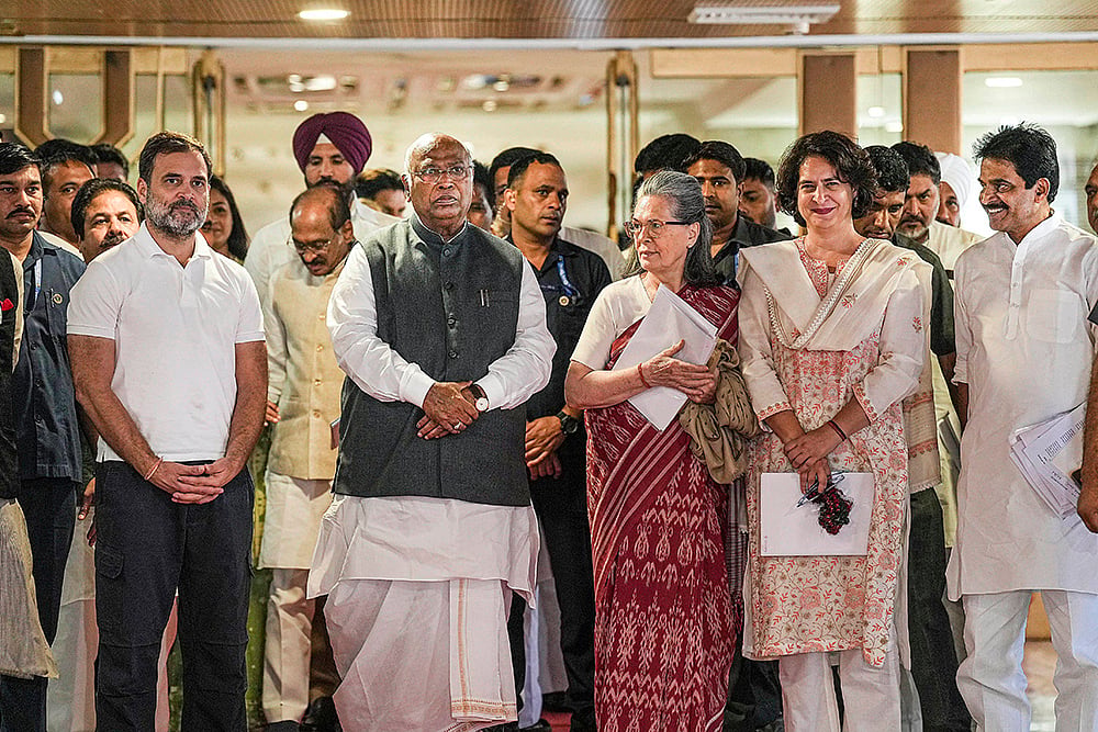 Mallikarjun Kharge with Sonia Gandhi, Rahul Gandhi, Priyanka Gandhi