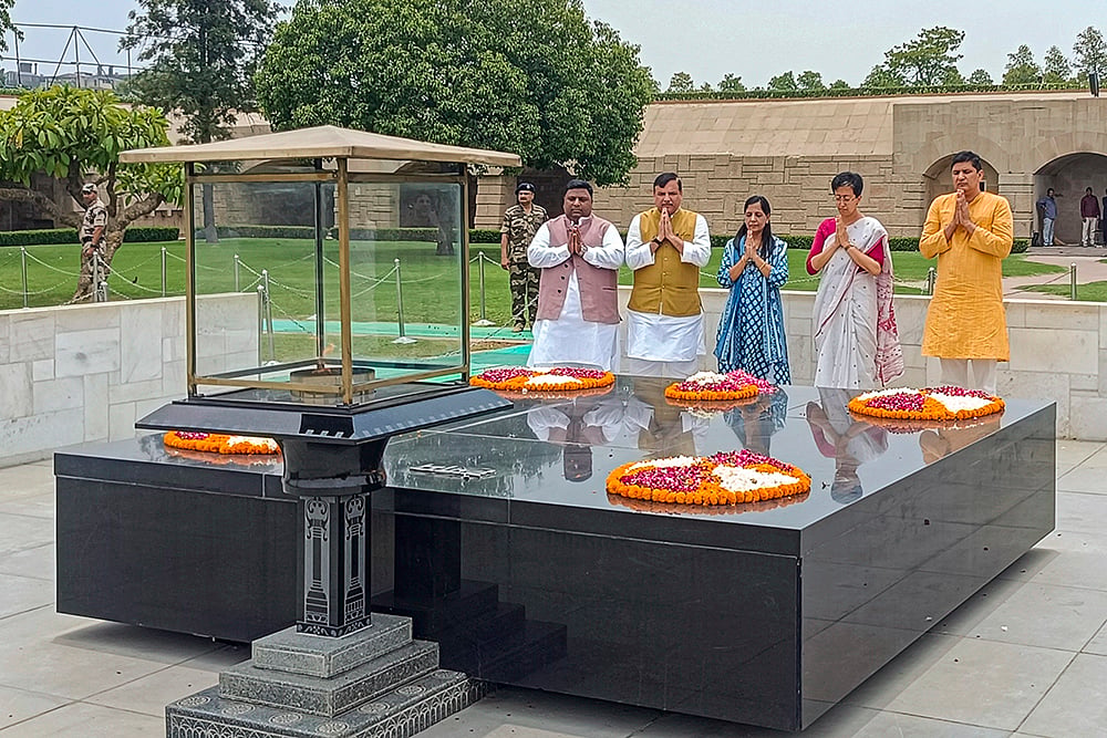 Sunita Kejriwal, Atishi at Rajghat