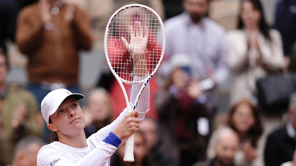 Iga Swiatek coasted into the French Open quarter-finals on Sunday