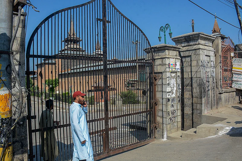 Locked gate of Srinagar Jamia Masjid during Eid al-Adha