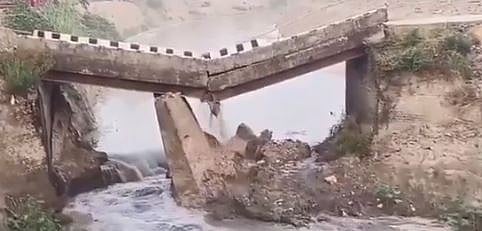 Bridge collapsed in Bihar's Siwan |  - X/@sartakkashyap4