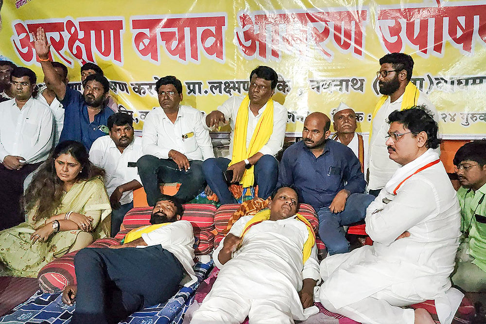 Pankja Munde and Dhananjay Munde meet OBC quota protesters