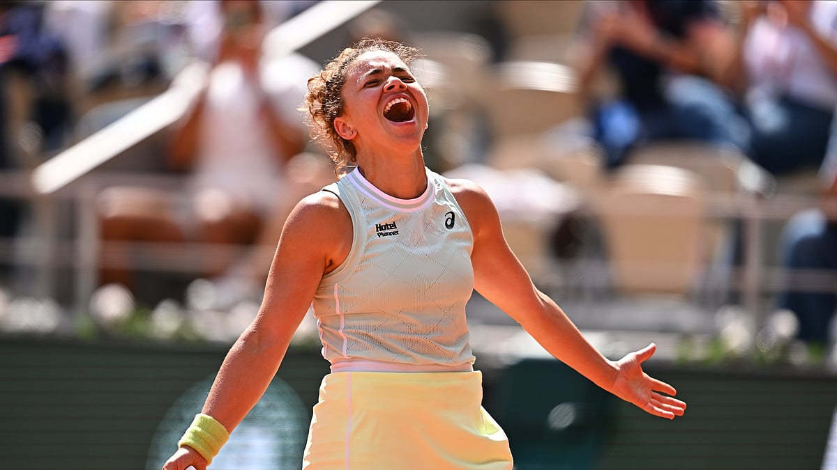 X | Roland Garros  : Jasmine Paolini celebrates victory in quarterfinals of the 2024 French Open. 