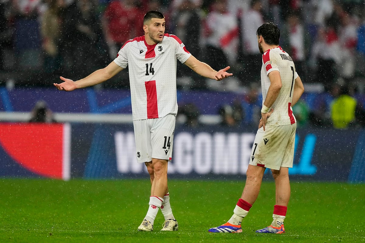 (AP Photo/Martin Meissner)
 : Georgia's Luka Lochoshvili, left, talks to Georgia's Khvicha Kvaratskhelia during a Group F match between Turkey and Georgia at the Euro 2024 soccer tournament in Dortmund, Germany, Tuesday, June 18, 2024. 

