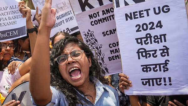 PTI : NEET aspirants seek re-examination |