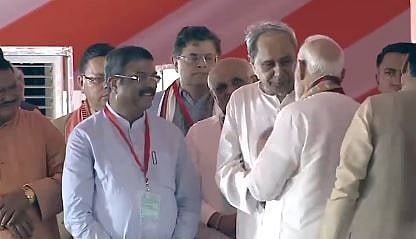 X/Screengrab from video shared by ANI : Odisha's ex-CM Naveen Patnaik with PM Narendra Modi in Odisha |