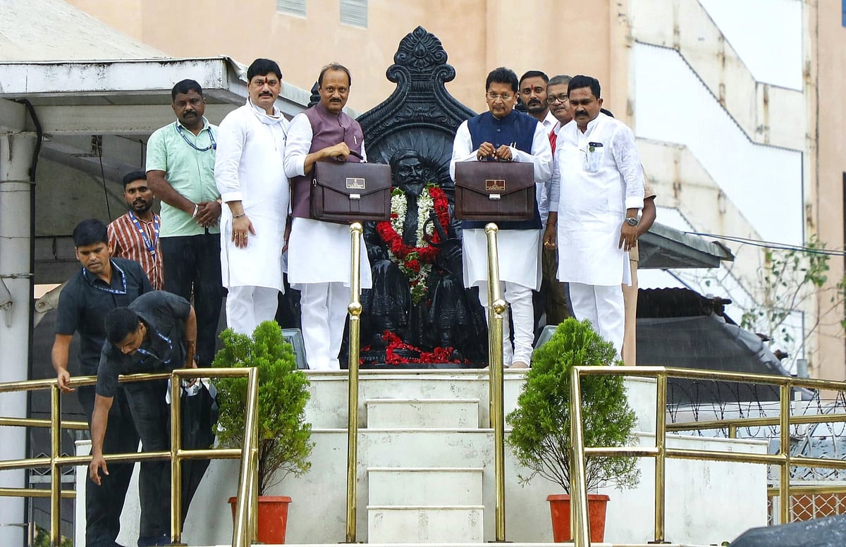 Before presenting the interim budget of the state for the year 2024-25, Dy CM Ajit Pawar paid tributes to statue Chhatrapati Shivaji Maharaj in Vidhan Bhavan premises
 - X/@AjitPawarSpeaks
