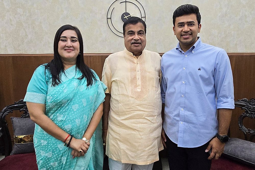 Nitin Gadkari being greeted by Tejasvi Surya and Bansuri Swaraj