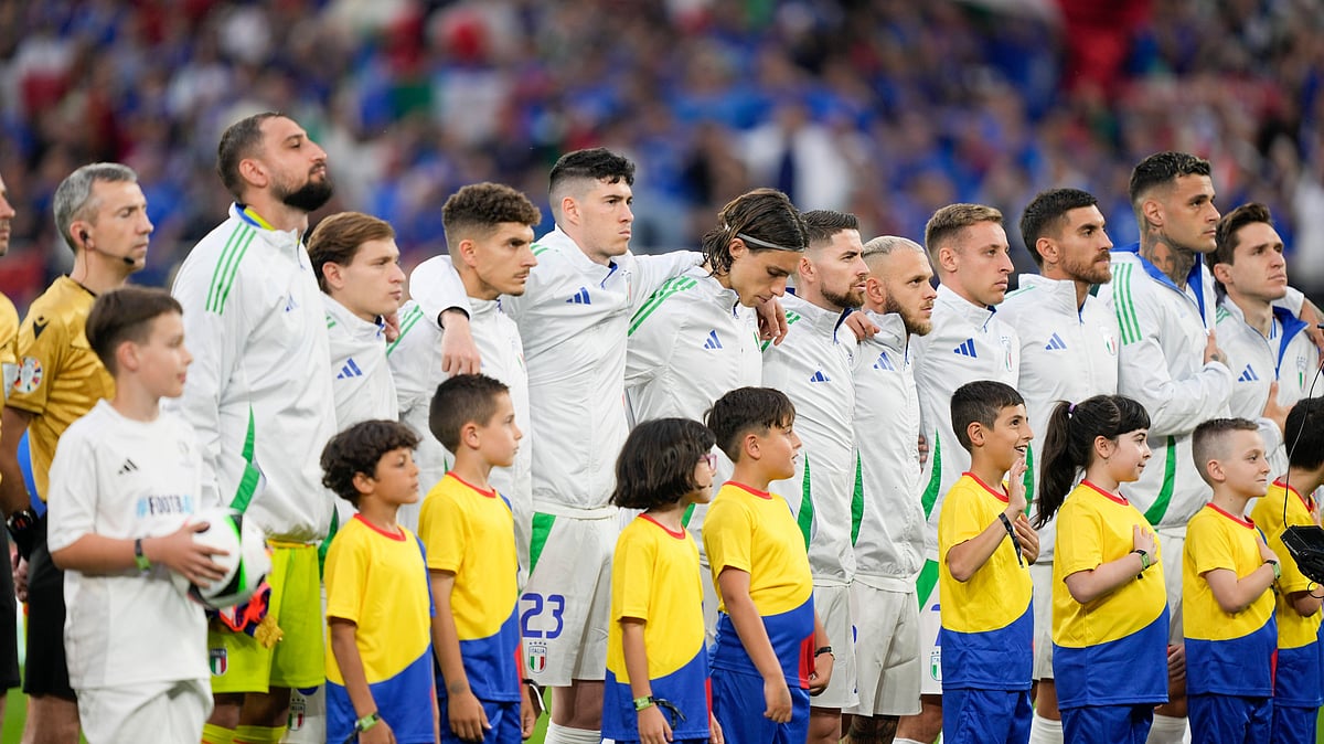 Italy players embrace before a Group B match between Spain and Italy at the Euro 2024 soccer tournament in Gelsenkirchen, Germany, Thursday, June 20, 2024.  - (AP Photo/Martin Meissner)