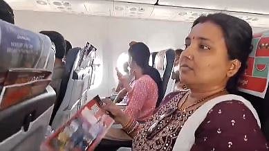 Passengers waiting inside a Spicejet aircraft without air conditioner amid heatwave | - X/@EarthInNews (ANI Video Screengrab)