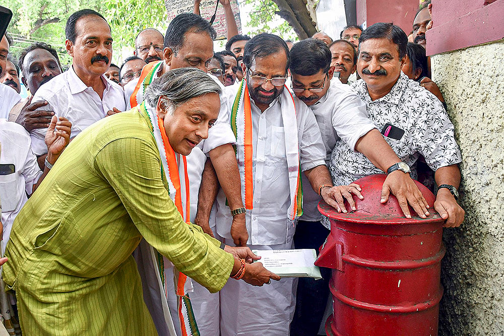 Shashi Tharoor during protest organised by KPCC Gandhi Darshan Samithi