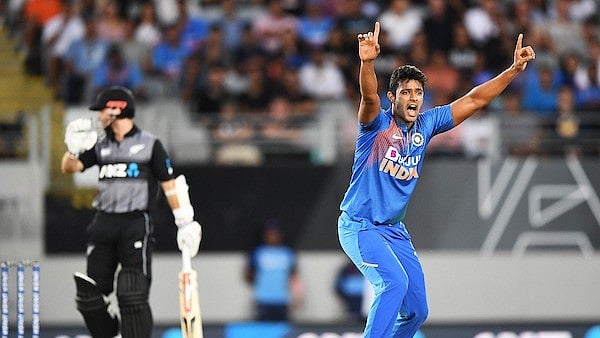 Shivam Dube bowling against New Zealand in a T20I match. - Photo: X/ @IamShivamDube