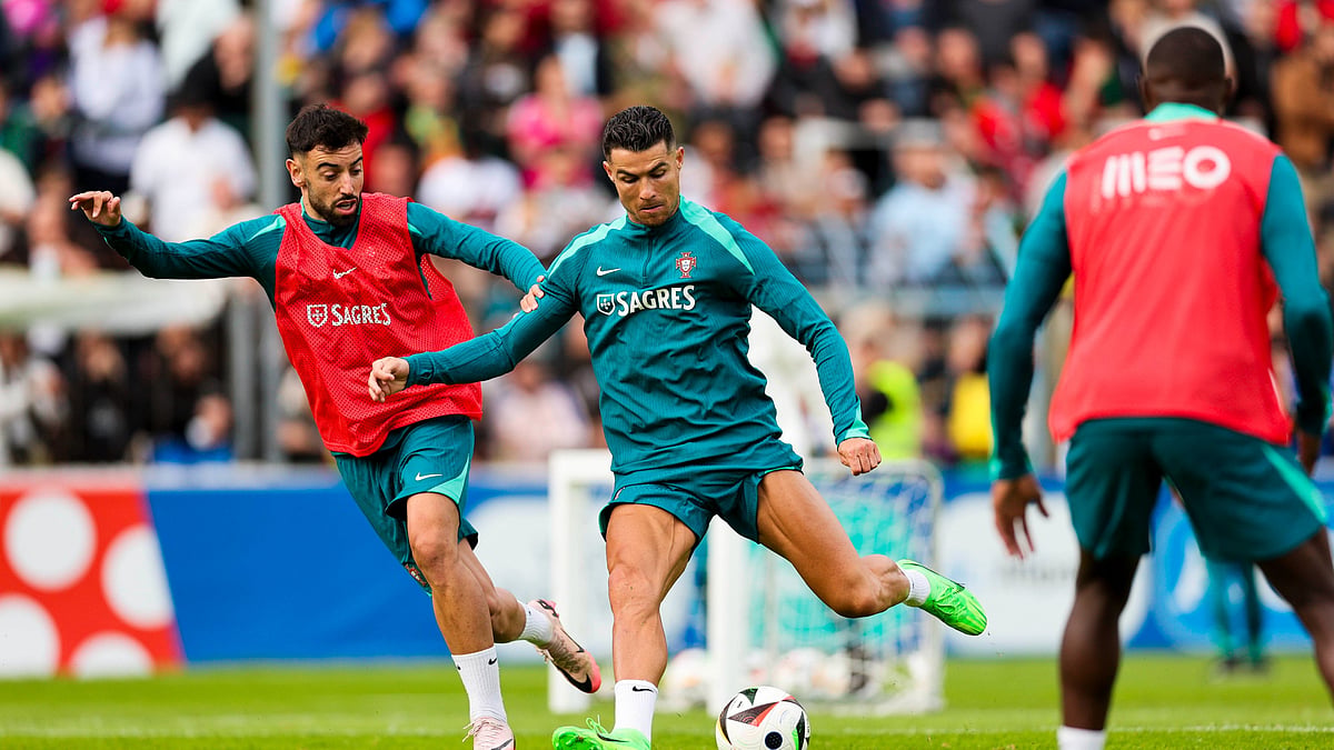 Photo: X/ @selecaoportugal : Cristiano Ronaldo (M) during a practice session with Portugal's teammates.