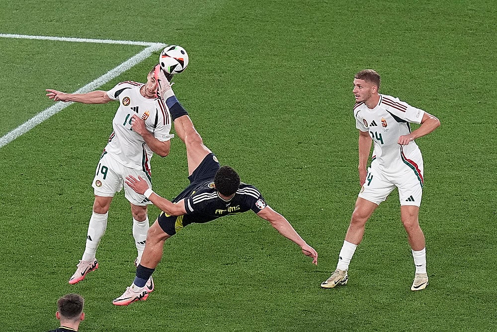 Euro 2024 Hungarys Barnabas Varga injured photos_7