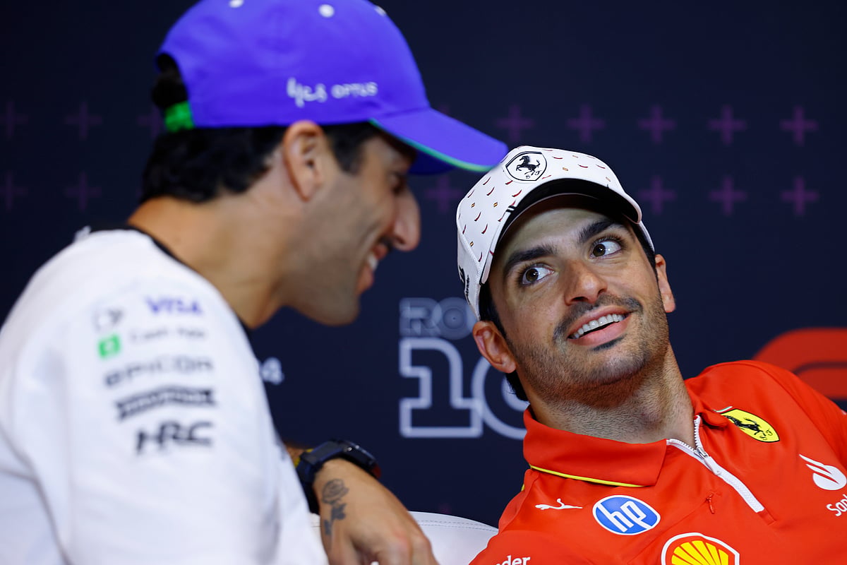  (AP Photo/Joan Monfort) : Ferrari driver Carlos Sainz of Spain, right, speaks with RB team driver Daniel Ricciado of Australia during a press conference at the Barcelona Catalunya racetrack in Montmelo, near Barcelona, Spain, Thursday June 20, 2024. The Spanish Grand Prix Formula One race will be held on Sunday.


