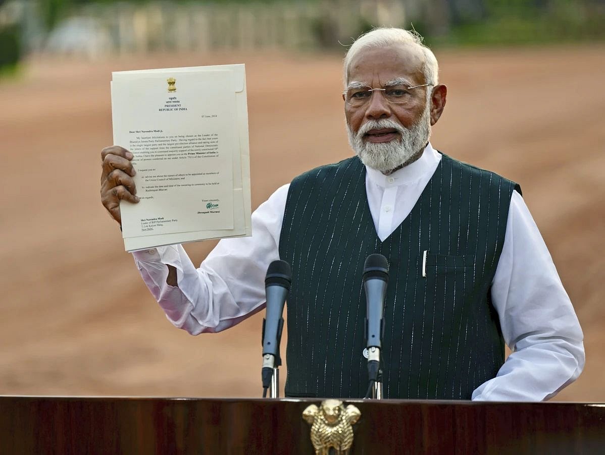 Narendra Modi shows to the media the letter of his appointment as Prime Minister by President Droupadi Murmu | - AP