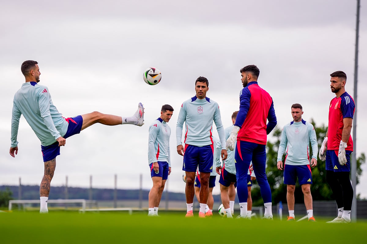  (AP Photo/Manu Fernandez) : Spain players attend a training session