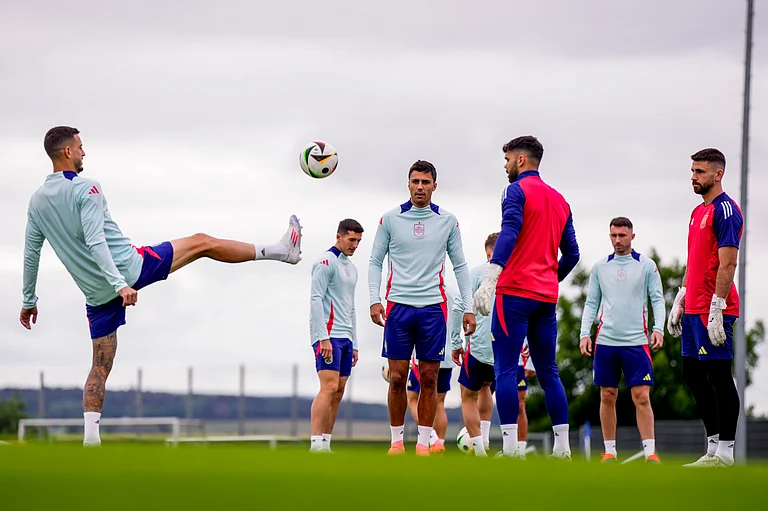 Spain players attend a training session - (AP Photo/Manu Fernandez)