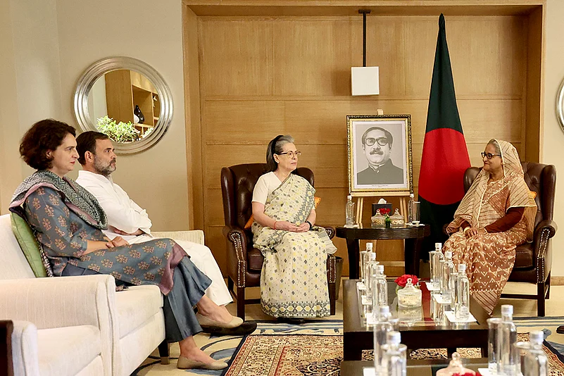Sheikh Hasina with Sonia gandhi, Rahul and Priyanka