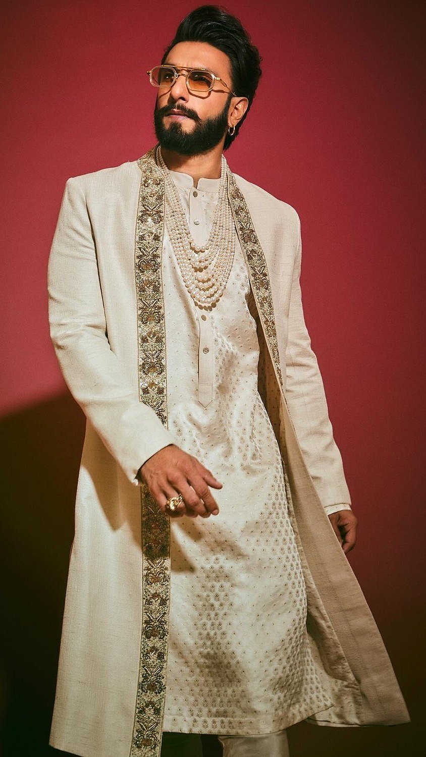 ranveer singh golden dress Gift wrapper': Ranveer Singh's golden outfit before Filmfare Award gets  standing ovation from trolls