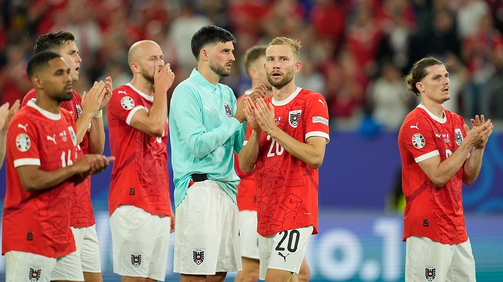 Austria's players applaud fans after a Group D match between Austria and France at the Euro 2024 - AP/Andreea Alexandru