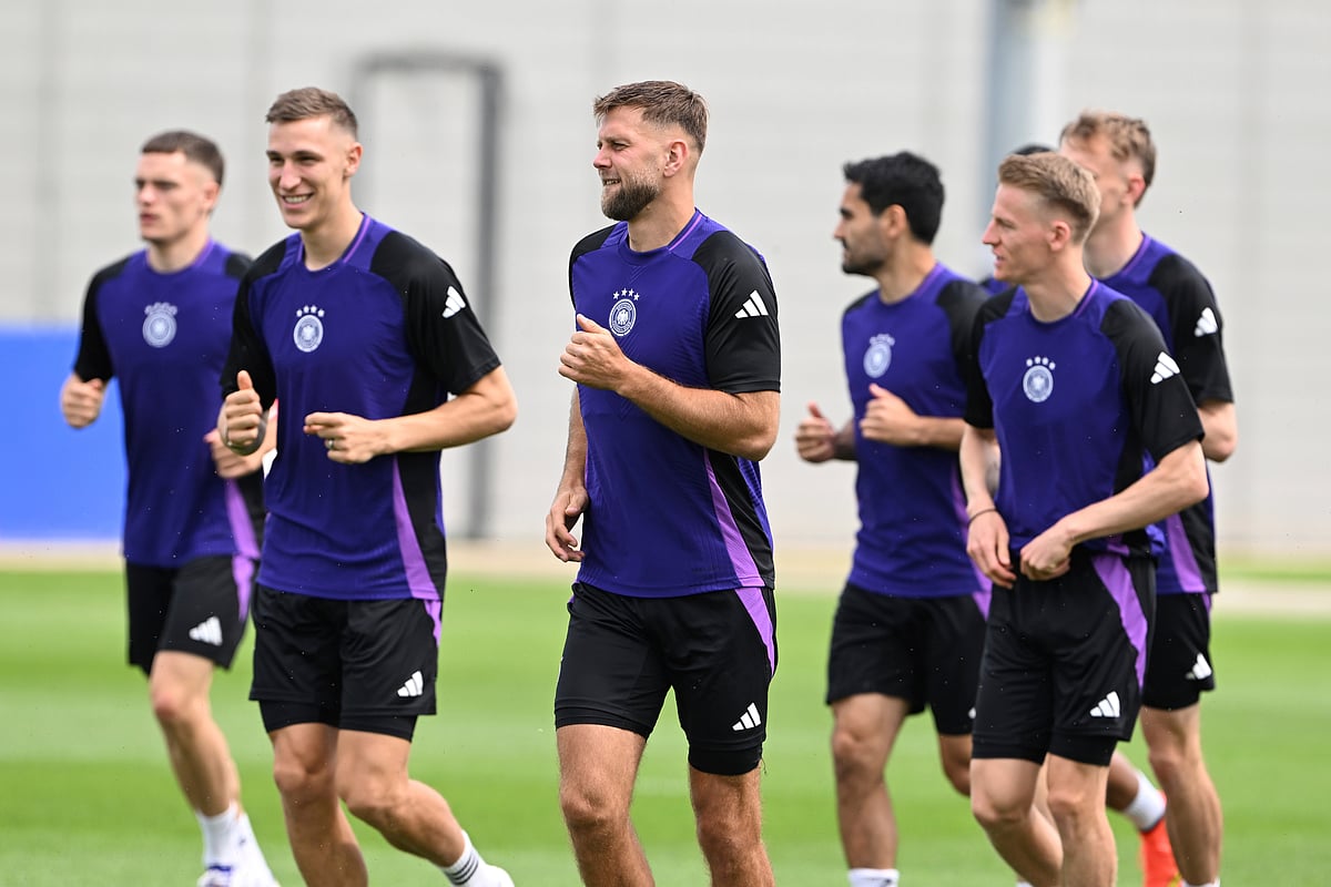 (Federico Gambarini/dpa via AP) : From left, Germany's Florian Wirtz, Nico Schlotterbeck, Niclas Fullkrug, Ilkay Gundogan and Chris Fuhrich run during their last training session ahead of their round of 16 match, in Herzogenaurach, Germany, Friday June 28, 2024. Germany will face Denmark in the round of 16 of the Euro 2024, next Saturday, June 29. 