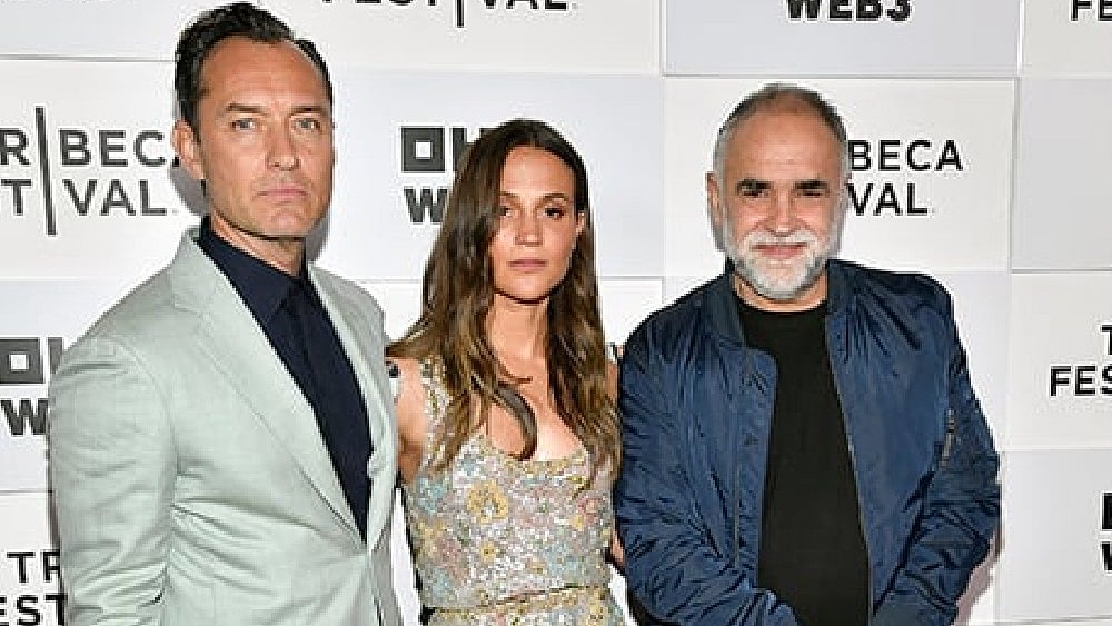 Evan Agostini : Jude Law, left, Alicia Vikander And Karim Ainoz