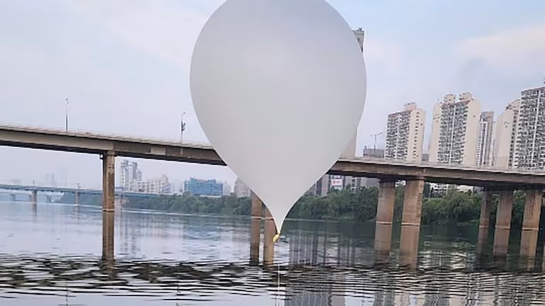 AP : North Korea flies trash carrying balloons towards South Korea |