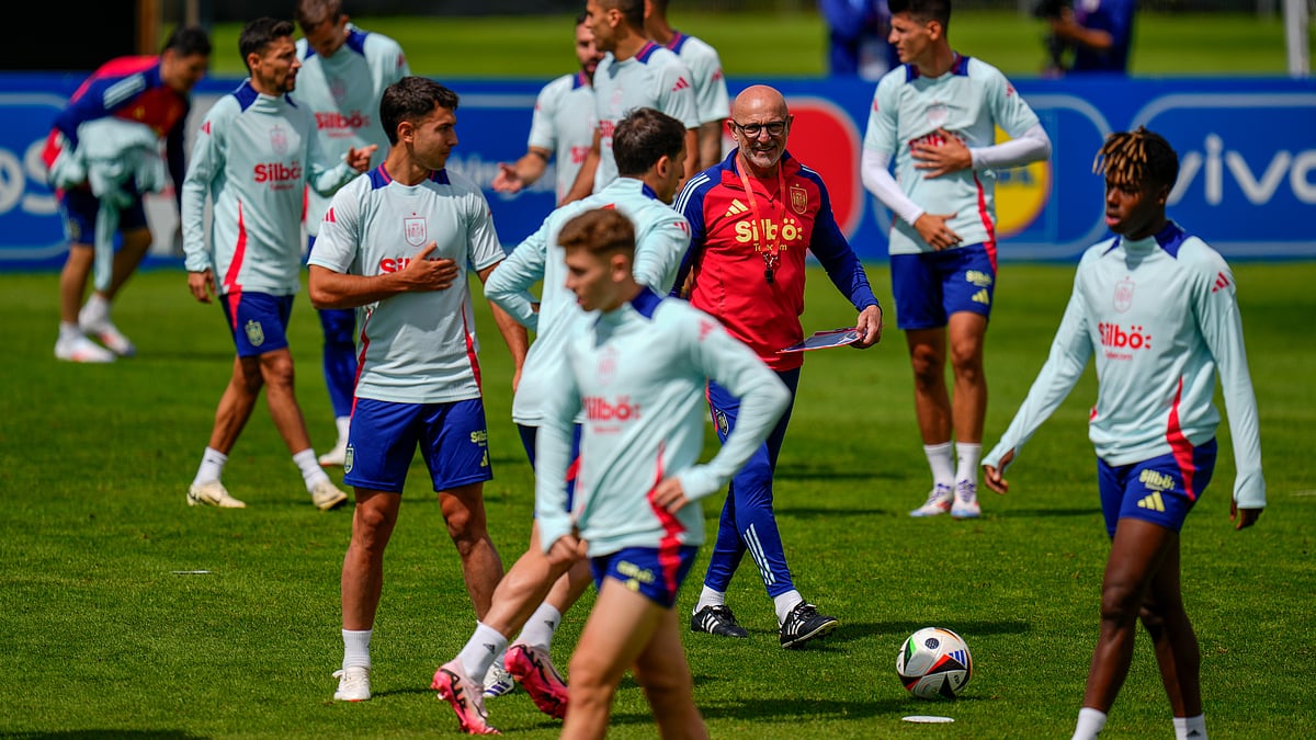  (AP Photo/Manu Fernandez) : Spain's coach Luis de la Fuente, center, monitors the training session at his base camp in Donaueschingen, Germany, Thursday, June 13, 2024, ahead of their Group B soccer match against Croatia at the Euro 2024 soccer tournament.