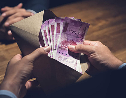 delhi cops caught diving bribe among themselves