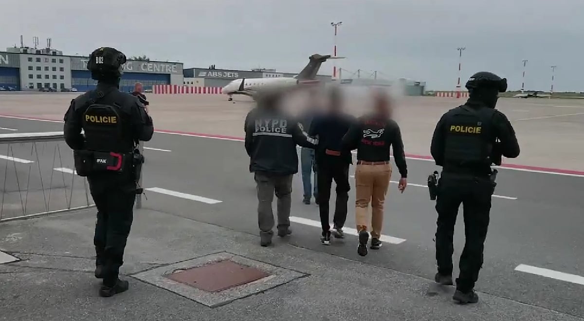x/@PolicieCZ : Nikhil Gupta being extradited to the US from Prague airport.