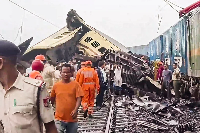 Train accident in WB photos_3