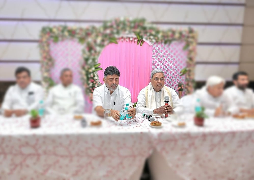 Karnataka Chief Minister Siddaramaiah with his deputy DK Shivakumar (L)