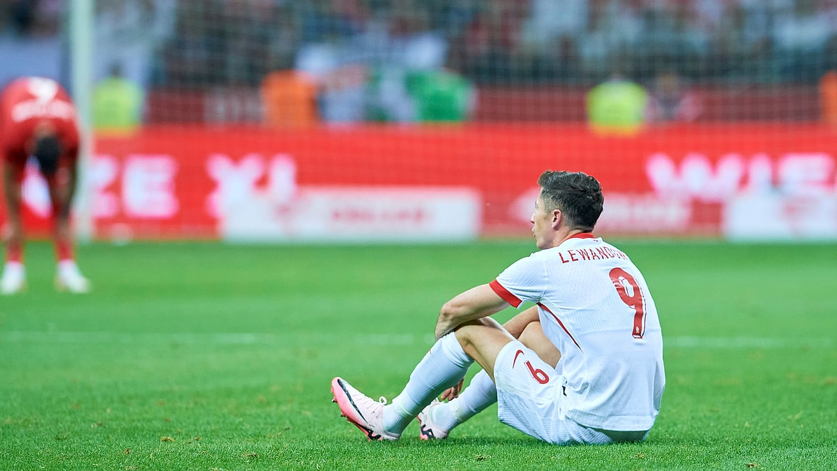 Poland striker Robert Lewandowski goes down injured - null