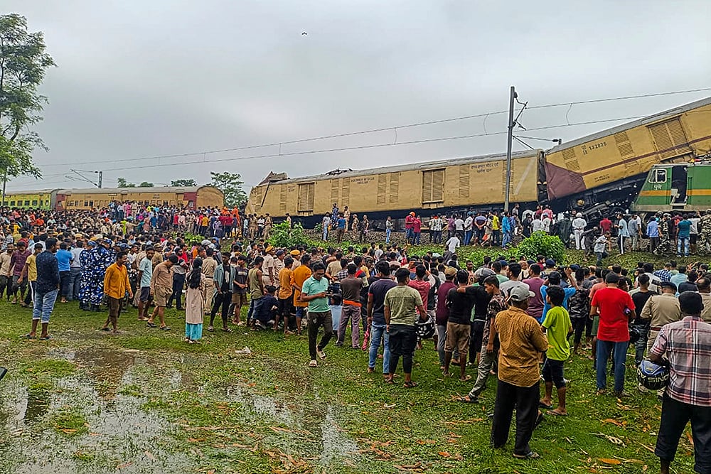 Train accident in WB photos_2