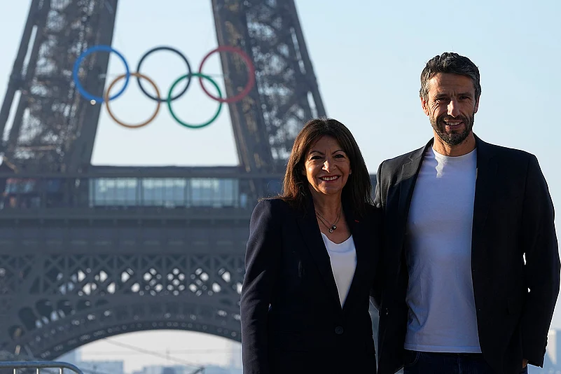 2024 Paris Olympic Rings On Eiffel Tower photo_9