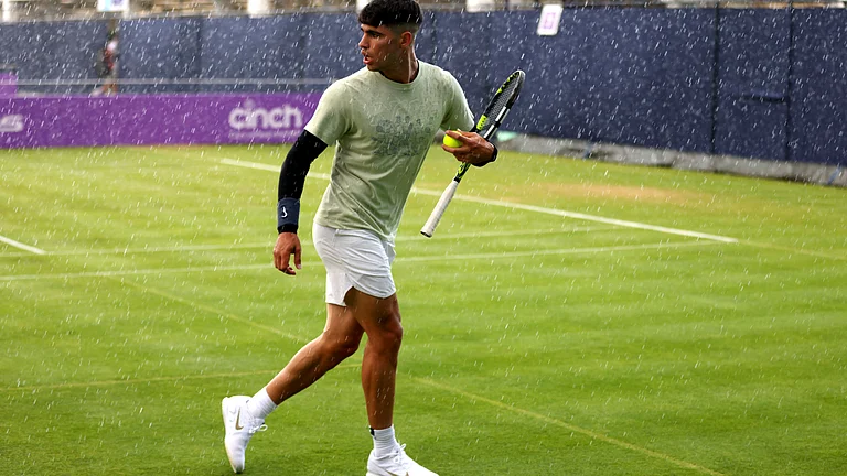 Carlos Alcaraz battles through the rain at Queen's practice - null