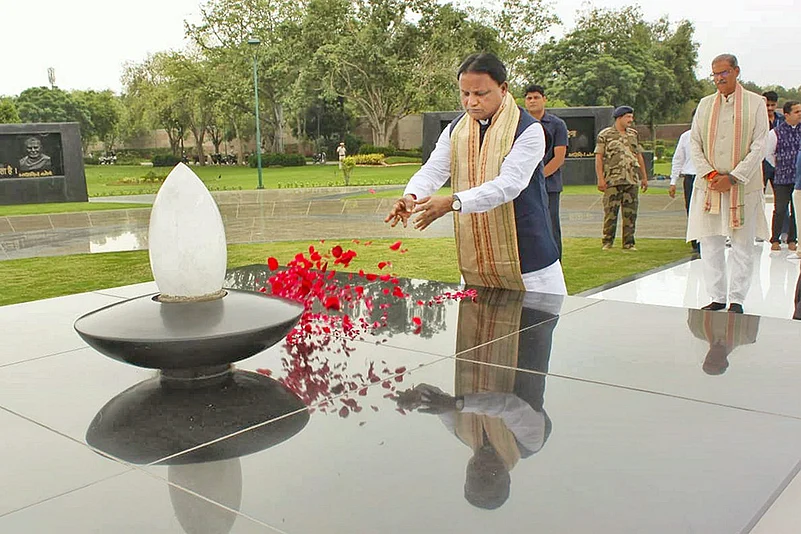 Odisha CM pays tribute at Sadaiv Atal