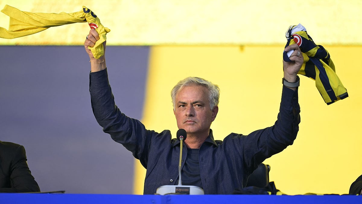 Jose Mourinho addresses Fenerbahce's supporters.