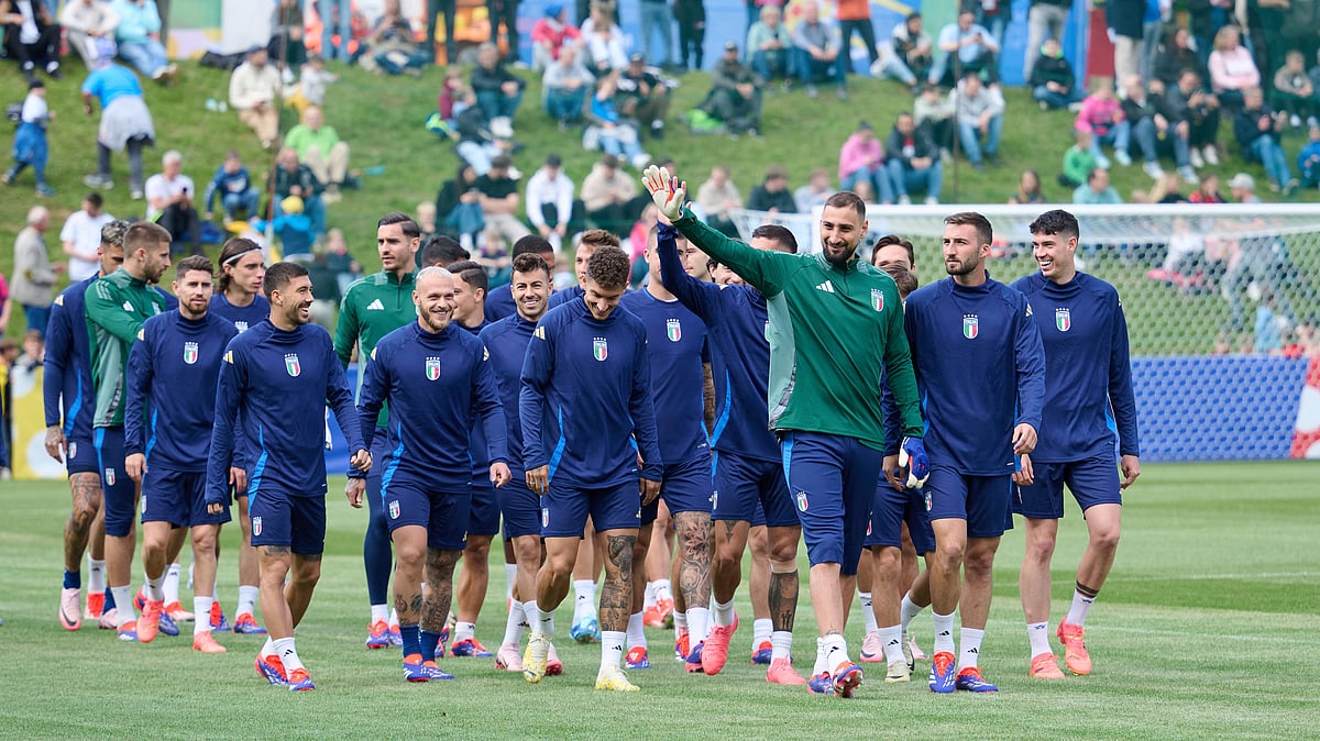 dpa via AP : Italy's goalkeeper Gianluigi Donnarumma, front, waves as he and his teammates walk across the pitch during the Italian national public training session in Iserlohn, Germany on June 11, 2024.
