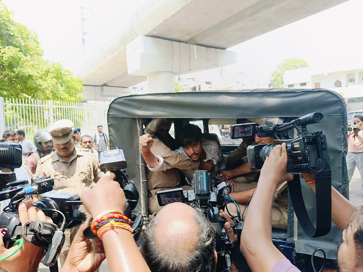 Photo via Vishal Singh : Vishal Singh leading the protest at Lucknow University
