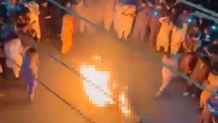X Screengrab : Man Burnt Alive By Mob Over Alleged Blasphemy In Pakistan |