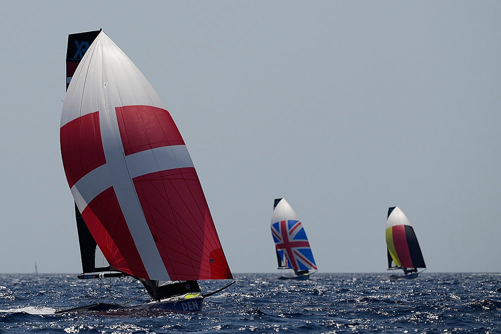 2024 Paris Olympics Sailing_womens 49erFX skiff class race_1