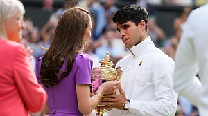 AP Photo/Kirsty Wigglesworth : Carlos Alcaraz of Spain receives his trophy from Kate, Princess of Wales after defeating Novak Djokovic of Serbia in the men's singles final at the Wimbledon tennis championships in London, Sunday, July 14, 2024.