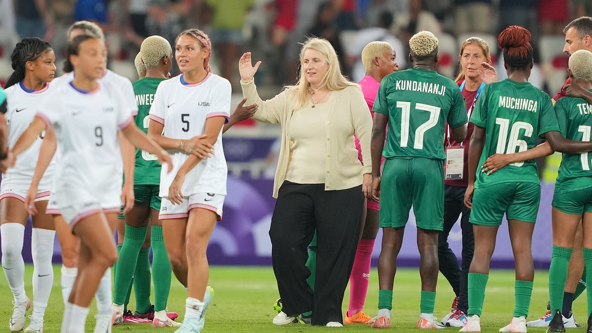 Emma Hayes congratulates her players after after USA defeat Zambia 3-0.