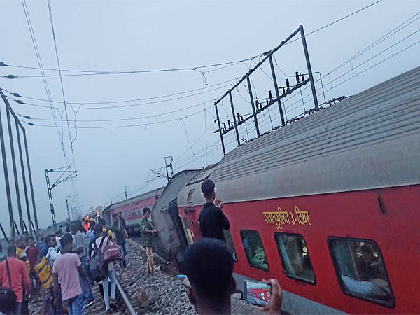 Howrah-CSMT Express derailment |