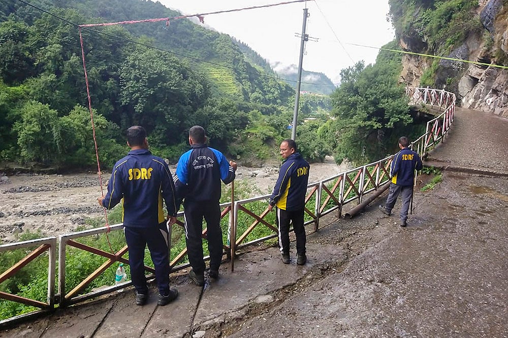 Yamuna river breached due to heavy downfall
at  Janki Chatti area in Uttarkashi